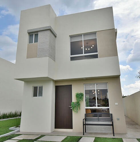 Fachada de casa Toscana en De Alba Residencial en León, Gto.
